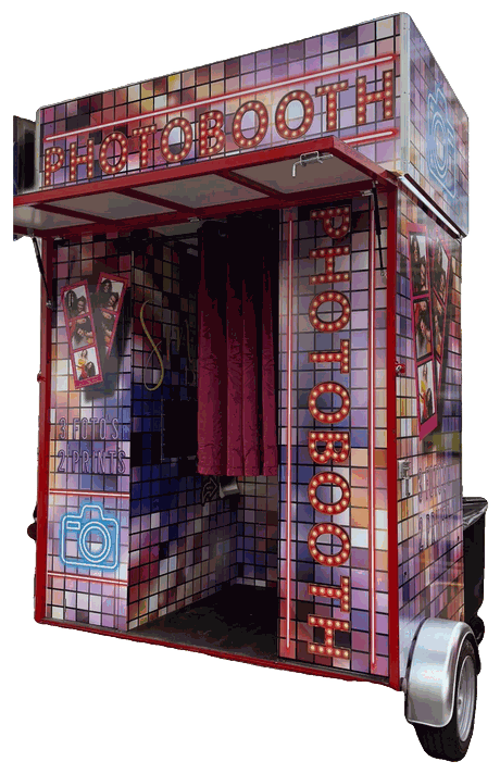 Enkele photobooth-trailer met verlichte letters en open ingang