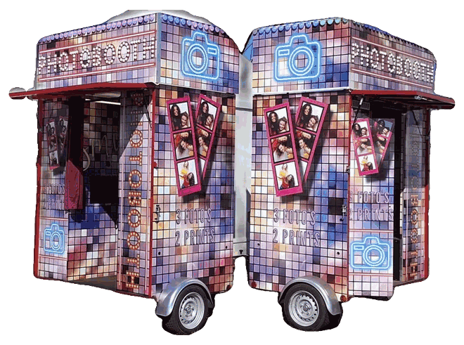 Dubbele photobooth-trailer met twee cabines, geschikt voor drukke festivalterreinen